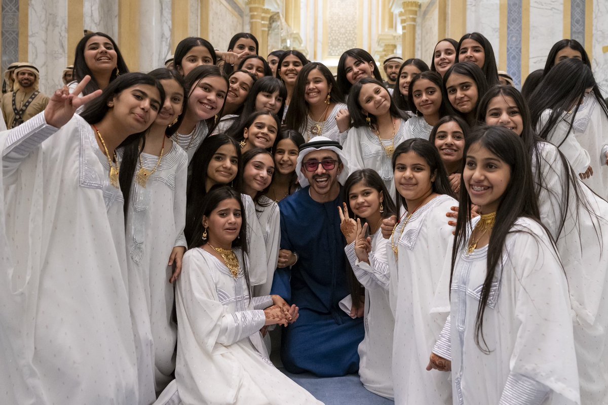 سمو الشيخ عبدالله بن زايد آل نهيان مع أجيال المستقبل وقادة الغد 🇦🇪