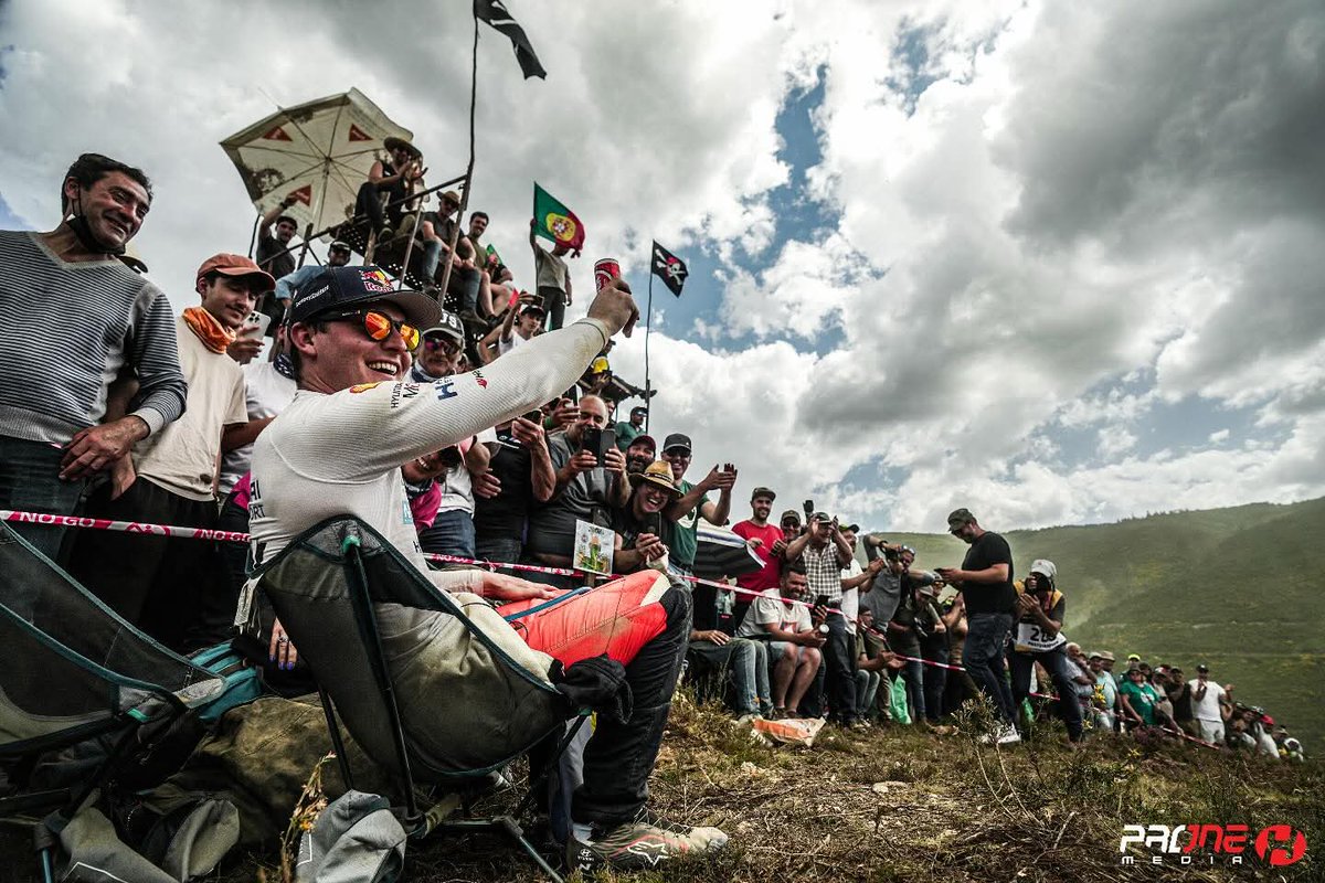 DoidosPorRally's tweet photo. O Rally de Portugal não correu bem ao Adrien Fourmaux mas pelo menos ficou feliz em conhecer os adeptos Portugueses e a Super Bock 🤣🤣 https://t.co/5hLmhSFdtE