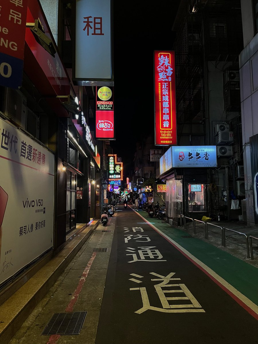 ZnoomZ8326's tweet photo. Taipei dumps 🇹🇼 https://t.co/FkBDk1HnvB