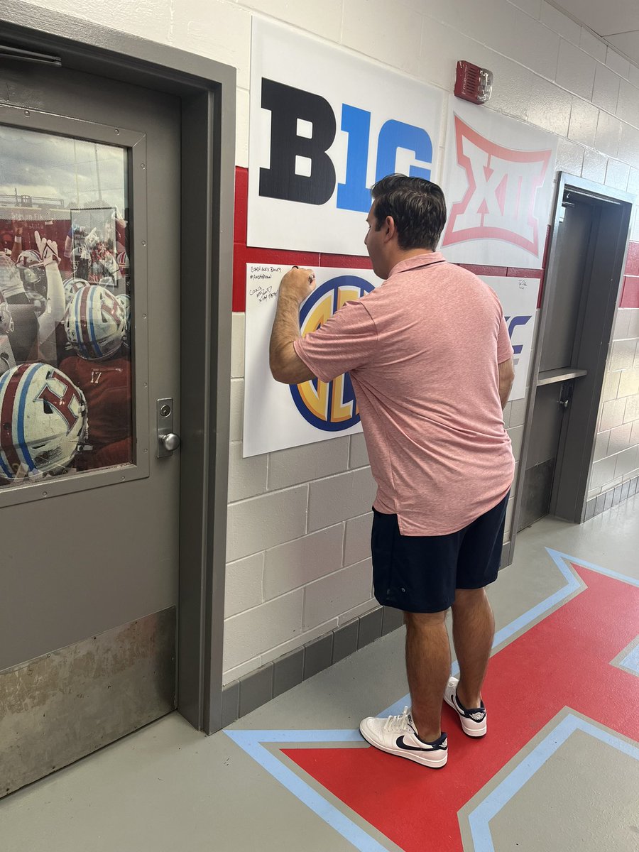 Always good to have the hometown team come through!!! Thankful to have <a href="/AlabamaFTBL/">Alabama Football</a> stop by today!!!

Shoutout to coach <a href="/FBCoachSheridan/">Nick Sheridan</a>  for coming to see our kids!!! 
#RecruitTheCrest
#TheBestPlayHere