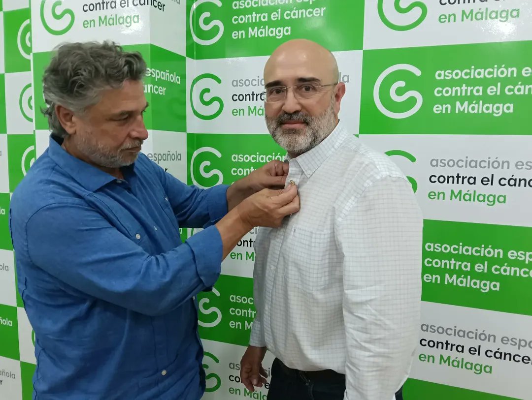 Oncomálaga (@oncomalaga) on Twitter photo 🔵 Esta semana, el Dr. Antonio Rueda, oncólogo de nuestro equipo y presidente del Comité Técnico de <a href="/ContraCancerMA/">Asociación Española Contra el Cáncer en Málaga</a>, ha recibido la insignia de oro de la asociación. Una distinción otorgada en reconocimiento a su compromiso para mejorar el bienestar de pacientes y familias 🔵 Esta semana, el Dr. Antonio Rueda, oncólogo de nuestro equipo y presidente del Comité Técnico de <a href="/ContraCancerMA/">Asociación Española Contra el Cáncer en Málaga</a>, ha recibido la insignia de oro de la asociación. Una distinción otorgada en reconocimiento a su compromiso para mejorar el bienestar de pacientes y familias