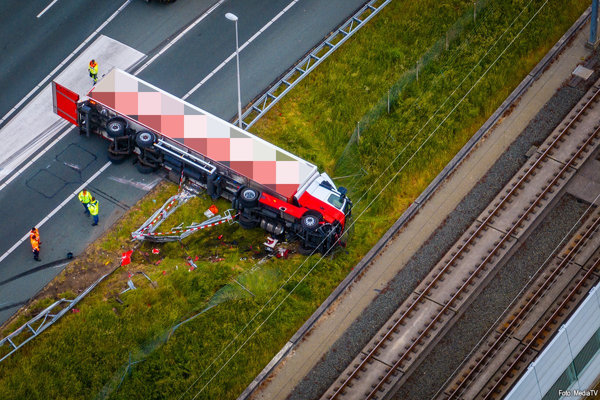 Vrachtwagen gekanteld door dronken automobilist op A4