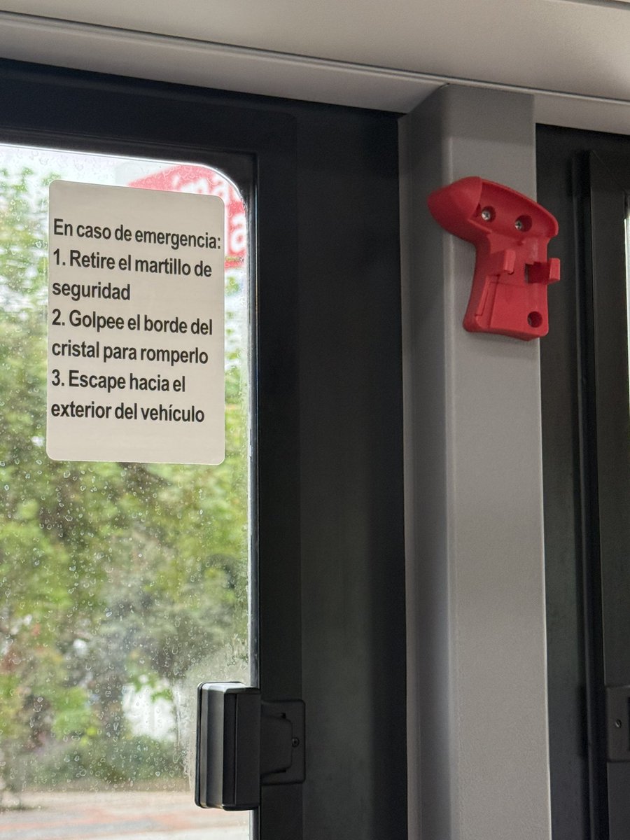 oscarllive10's tweet photo. En los nuevos Tolebuses como que a los chinos no les enseñaron a hacer martillos de emergencia para las ventanas o la delincuencia está terrible que se robaron toditos. Confirme @pabelml @babadmerchan https://t.co/61K6hG3JgJ