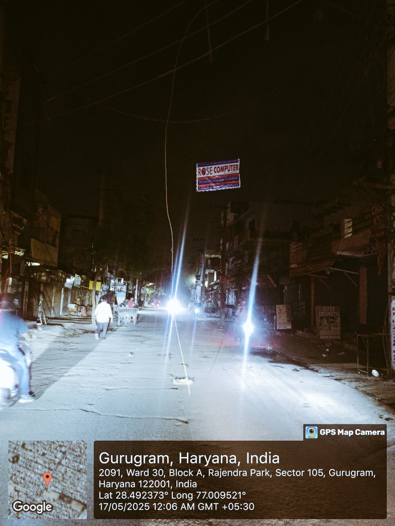 MohanKhurania's tweet photo. राजेन्द्र पार्क मैन रोड नियर दुर्गा स्वीट्स के पास ये बिजली की तार रोड पे टूट कर लटका हुआ है इसके बारे में तुरंत संज्ञान ले ताकि कोई बड़ा हादसा न हो @MunCorpGurugram @DC_Gurugram @OfficialGMDA @MukeshSharmaMLA https://t.co/NSIfp4FOJS