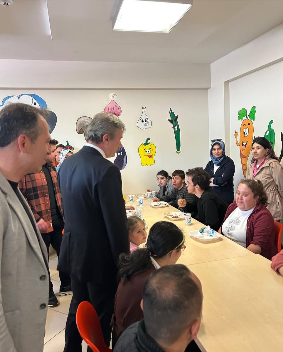 10-16 Mayıs Engelliler Haftası kapsamında  döner kesme etkinliği düzenlenmiştir. İlçe Milli Eğitim Müdürümüz Sayın Mehmet Oğuz ERTUĞ'un da katılım sağladığı programda çocuklar keyifle yemeklerini yediler. Programımıza destek veren okul müdürlerimize  teşekkürlerimizi sunarız🤗