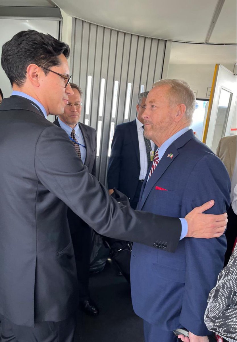 No pudo acudir De la Fuente a recibir al embajador de 🇺🇸 en México‼️

Piden respeto y mandan un jefe de unidad de la SRE… donde carajos cabe el protocolo y el respeto a investiduras⁉️

💥 No fueran las mierd@s de Díaz Canel, Maduro, Lula o Petro… que TODOS se ponen de tapete🙄