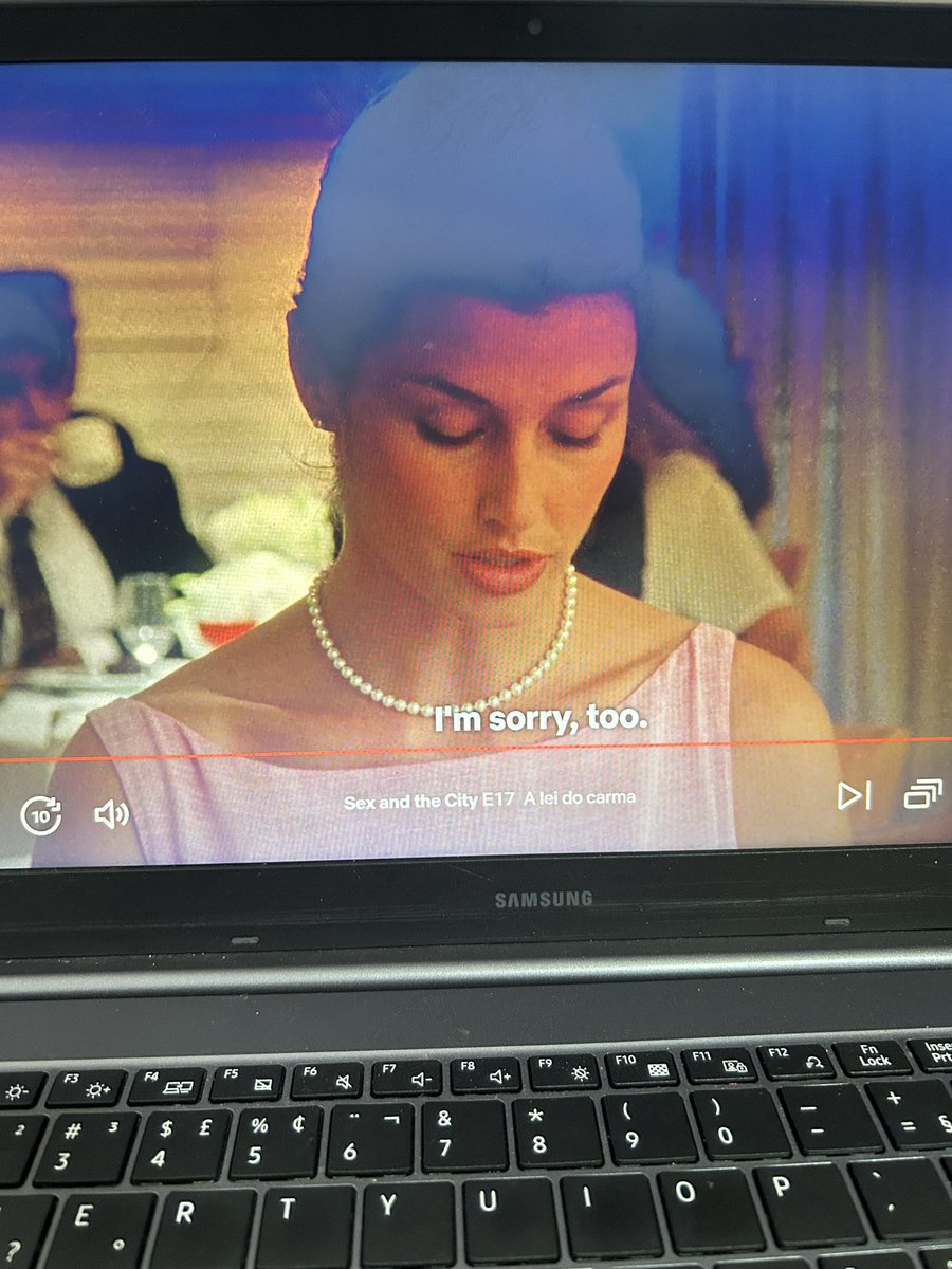 manonisreading's tweet image. a carrie sendo macetada com gosto