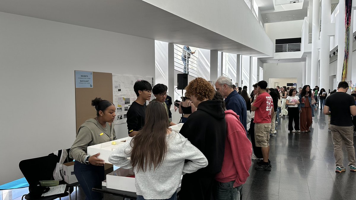 ieelisabets's tweet photo. Avui hem celebrat la cloenda del projecte Apadrina amb la participació dels alumnes de 2n i 4t d'ESO. Els grups han presentat els seus projectes co-creats amb el MACBA: *Macbets*i *L'art a les nostres vides*.#MACBA #fundaciototraval https://t.co/t72mS8F7pt