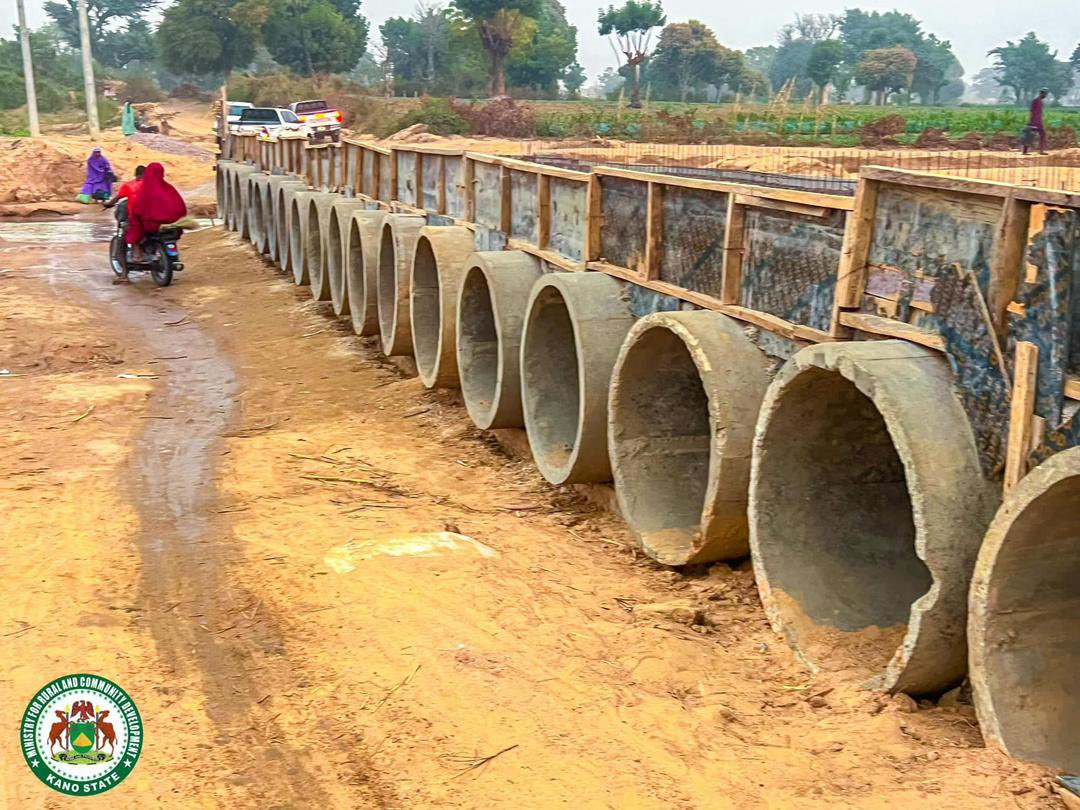 ibrahimado__'s tweet image. RURAL ROAD: Ongoing construction of 2.5km road from Kwanar Naira to Chilori to Maganaru in Albasu LGA.

#AbbaIsWorking.
