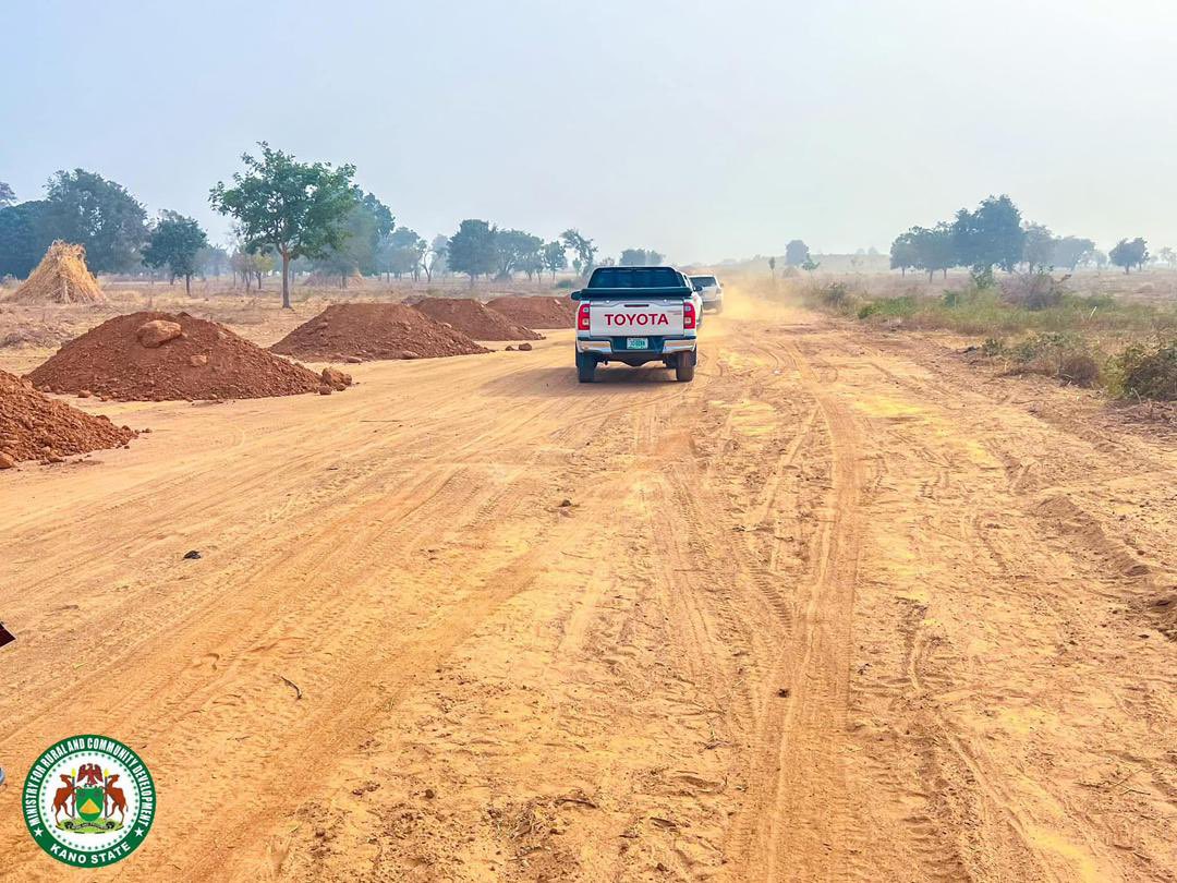 ibrahimado__'s tweet image. RURAL ROAD: Ongoing construction of 2.5km road from Kwanar Naira to Chilori to Maganaru in Albasu LGA.

#AbbaIsWorking.