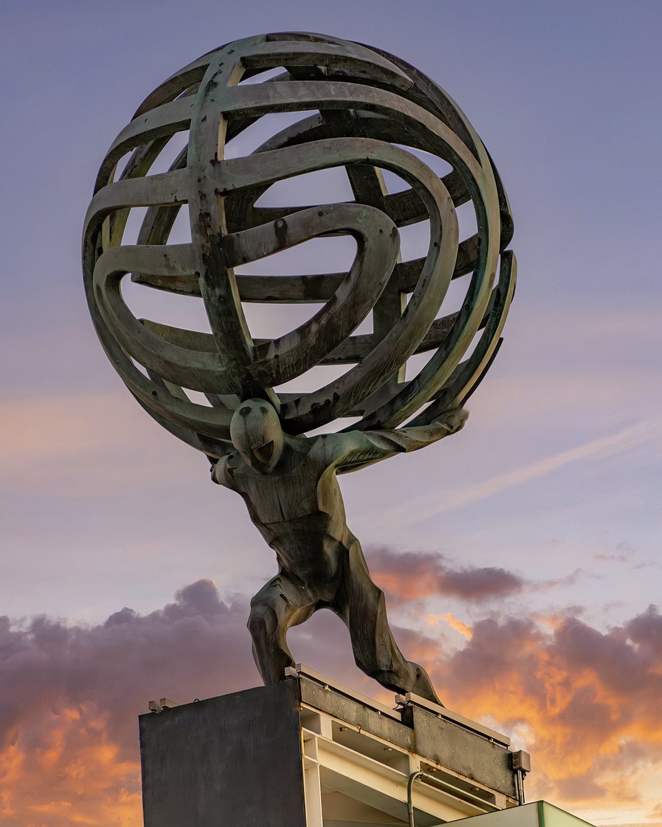 Visita_Madrid's tweet image. Imagina tomarte algo con estas vistas… 🍹 

Solo en Madrid puedes disfrutar del skyline de la ciudad mientras ves a Atlas sostener el cielo por ti. 

📍Rooftop Picalagartos

#Madrid #Rooftops #VisitMadrid