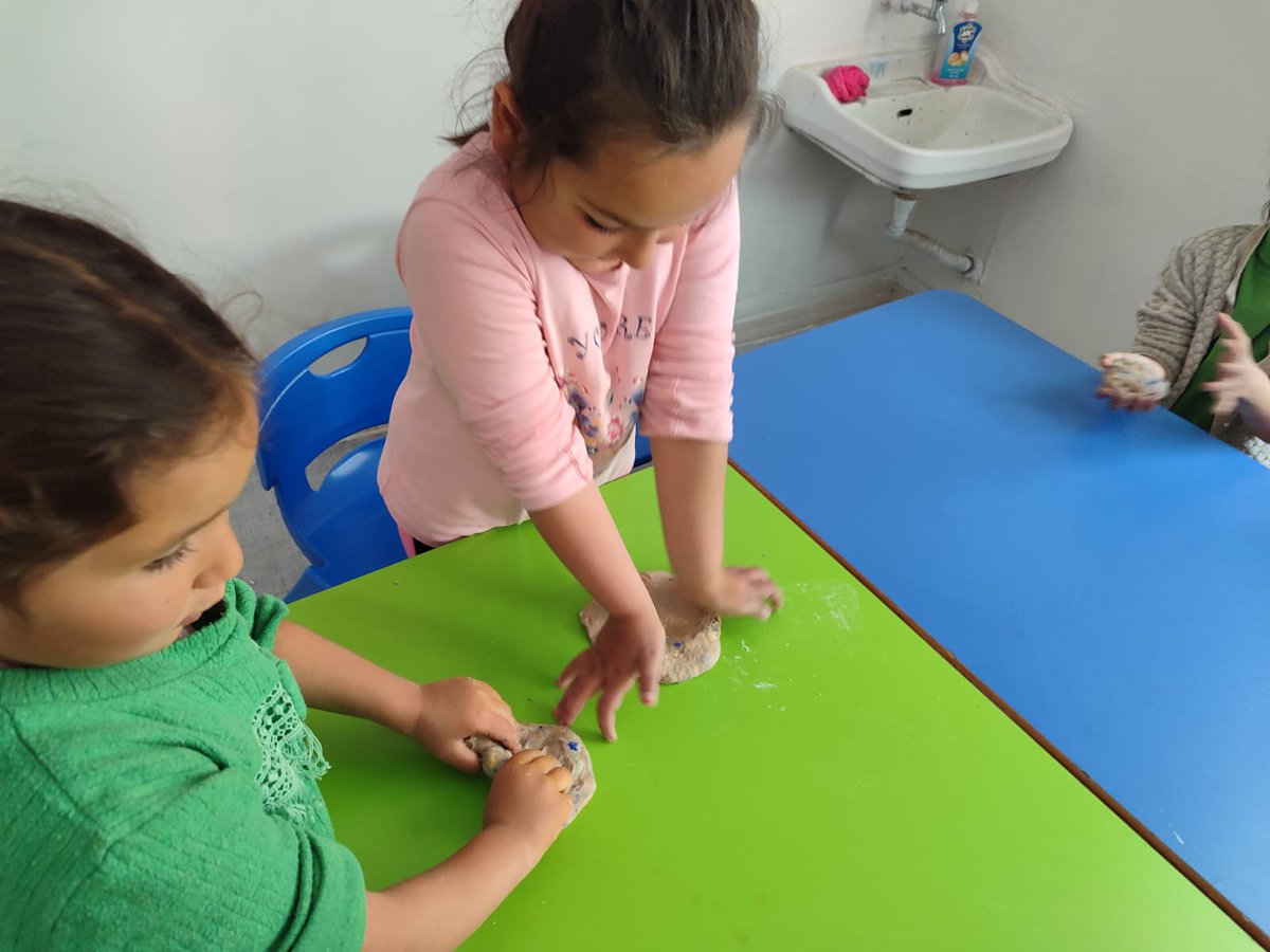 Doğal kaynakların kullanımı öğrenciler de bireysel kullanıma bağlı sorumlu tüketim bilincini ortaya koyan geri dönüşüm uygulamaları kapsamında okul öncesi öğrencileri atık materyalleri kullanarak doğal oyun hamuru yaptılar. <a href="/sivasmem/">Sivas Millî Eğitim Müdürlüğü</a> <a href="/sivasvaliligi/">Sivas Valiliği</a> <a href="/sarkislakymkmlk/">T.C. Şarkışla Kaymakamlığı</a>  <a href="/sarkislamem/">Şarkışla İlçe Milli Eğitim Müdürlüğü</a>