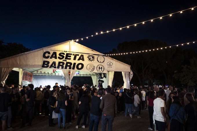 borjasfoxa's tweet photo. 🎪 HILO | Nuevo ataque al tejido asociativo de #Hortaleza 👇
1/ La modificación de los pliegos para gestionar una de las casetas de las fiestas del distrito es un golpe directo a años de trabajo vecinal.

¿Es legal? Sí.
¿Era necesario? En absoluto. https://t.co/uvdXGtzNRC