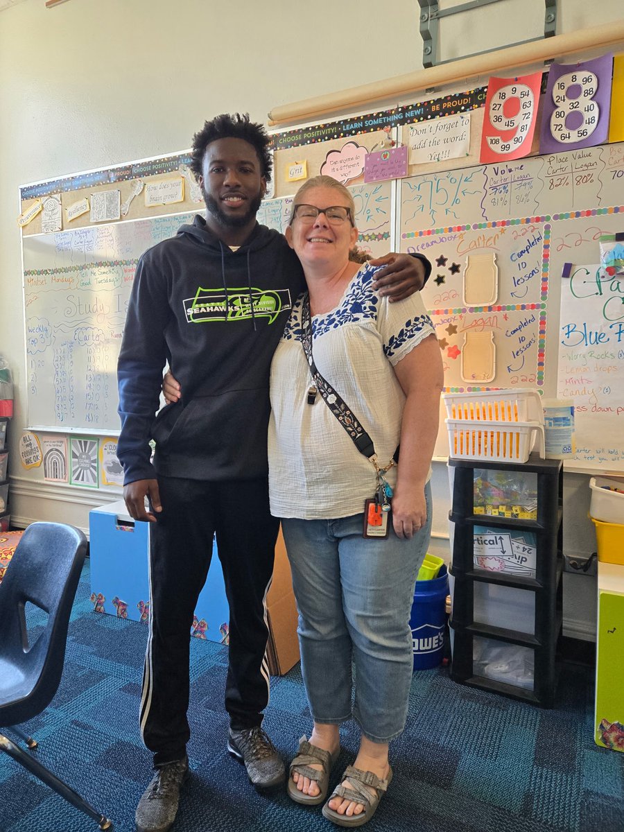 aj_hall23's tweet image. Always looking forward to giving back to the community and the ones who helped me on my journey🐬🤍 #GodIsTheGreatest #Blessings