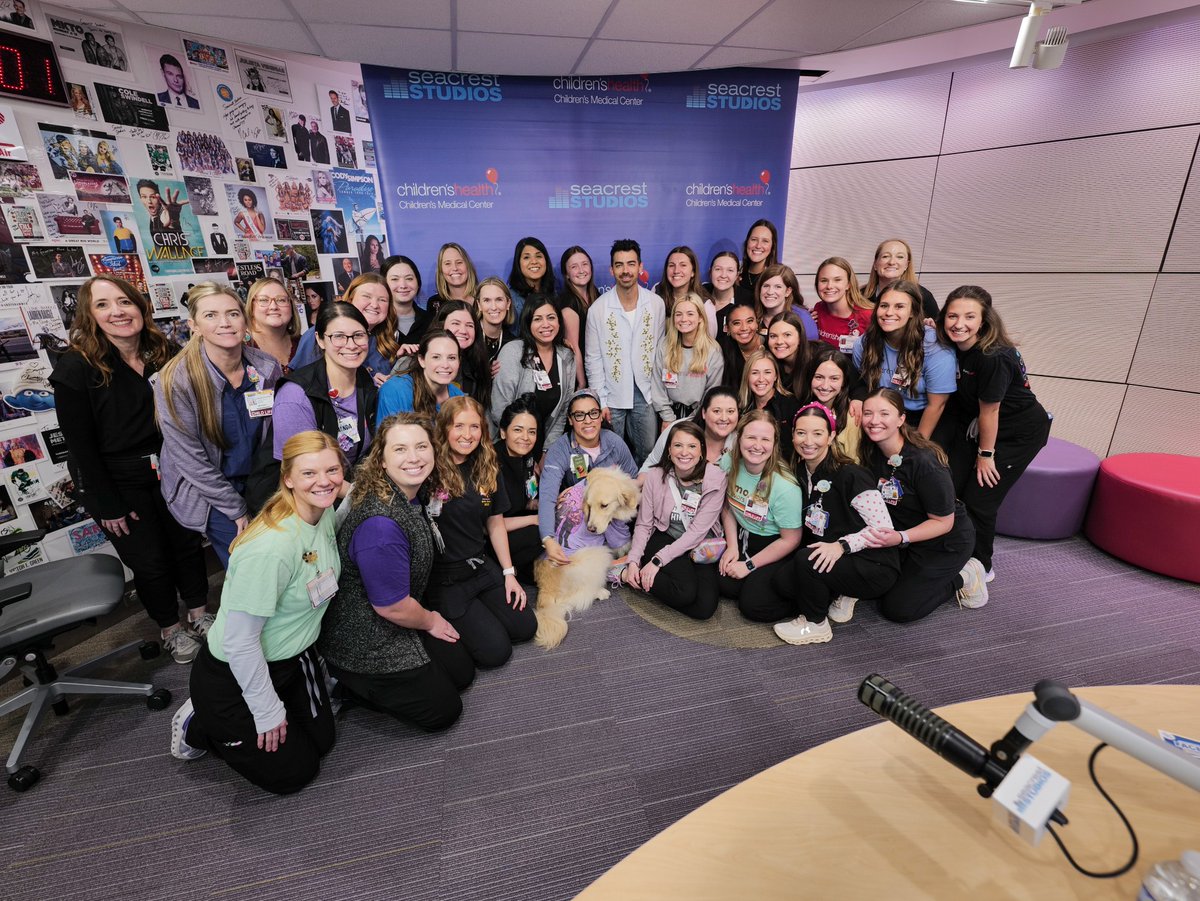 childrens's tweet image. S. O. S. – a surprise visit!
Our Seacrest Studios was burnin' up thanks to @joejonas! 🔥🎙️
Thanks for taking the time to bring a moment of excitement to patients, Joe!🎈 @RyanFoundation