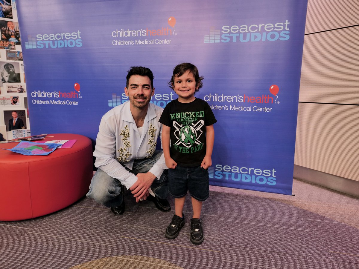 childrens's tweet image. S. O. S. – a surprise visit!
Our Seacrest Studios was burnin' up thanks to @joejonas! 🔥🎙️
Thanks for taking the time to bring a moment of excitement to patients, Joe!🎈 @RyanFoundation