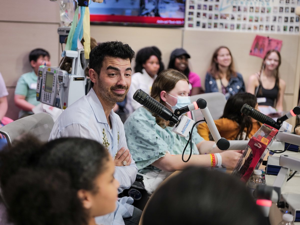 childrens's tweet image. S. O. S. – a surprise visit!
Our Seacrest Studios was burnin' up thanks to @joejonas! 🔥🎙️
Thanks for taking the time to bring a moment of excitement to patients, Joe!🎈 @RyanFoundation