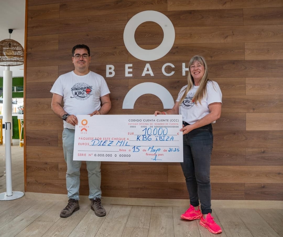 🎉💙 ¡Gracias Ocean Beach Ibiza! Ayer, 15/5/2025, recibimos un cheque de 10.000€ para apoyar a nuestros pequeños guerreros con el síndrome KBG. Este donativo es más que ayuda económica, es esperanza. 💪👧🧒 #SíndromeKBG #DonaciónSolidaria #KBGSpain 💙✨