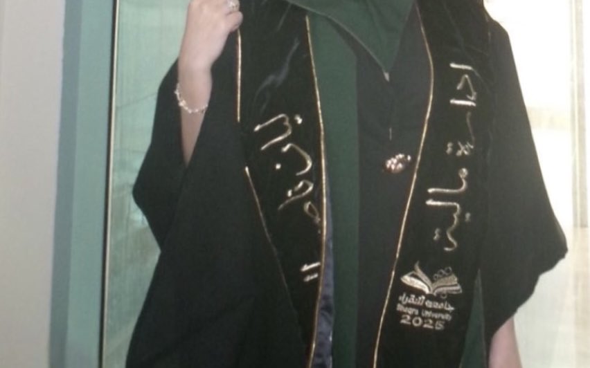 llayaan5's tweet photo. الحمدلله الذي يسّر البدايات، ويسّر لي درب السعي، وبلّغنا الغايات،
تم بحمد الله تخرّجي بتخصص ادارة ماليه .. الحمدلله على التمام 🤍 https://t.co/5XnHDkMMho