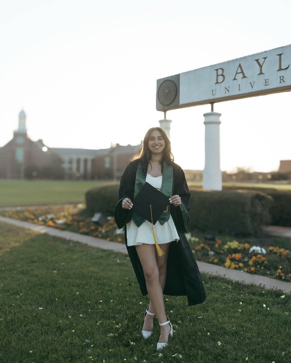 miap0pe's tweet photo. ✨💚✨💚✨💚✨
#BaylorGrad https://t.co/0I7mSa5vXA