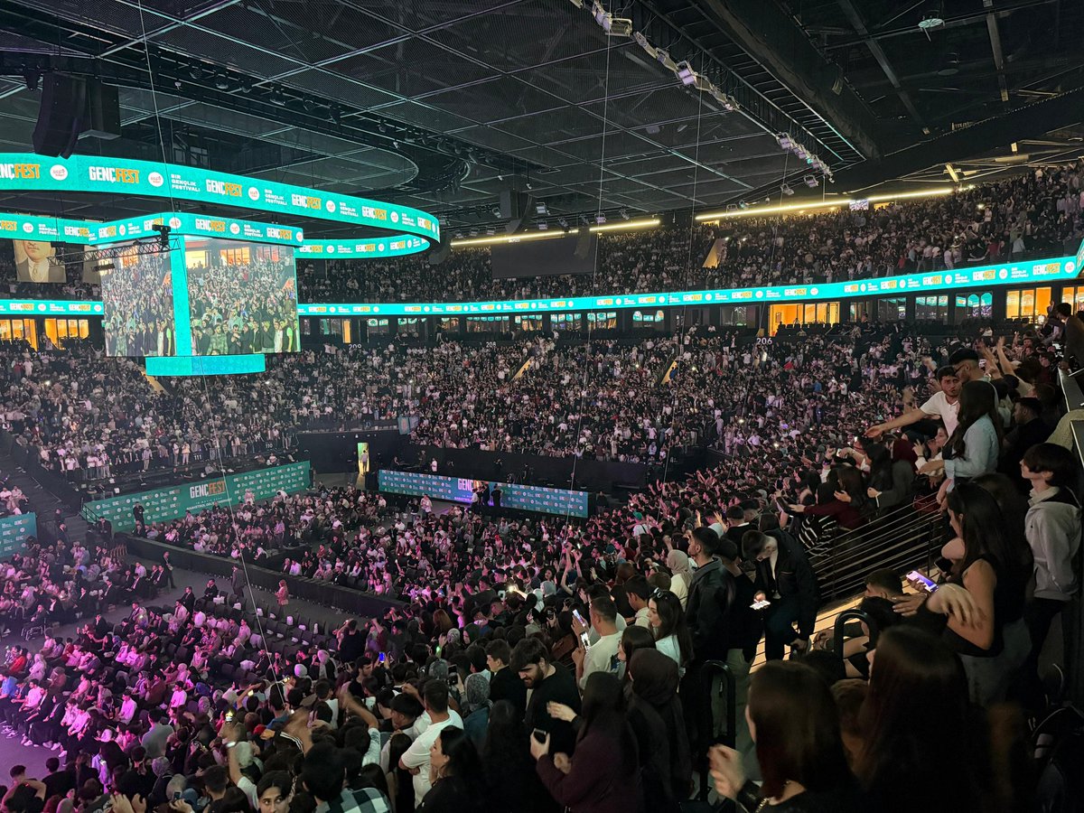 İstanbul’da, Basketbol Gelişim Merkezi'nde tarihi bir güne şahitlik ettik. 🚀

AK Gençlik’imizin geleneği haline gelen #GENÇFEST’te on binlerce genç arkadaşımızla bir araya geldik. 

Eşsiz bir atmosfere, keyif dolu, heyecan dolu, enerji dolu dakikalara imza attık. 😎