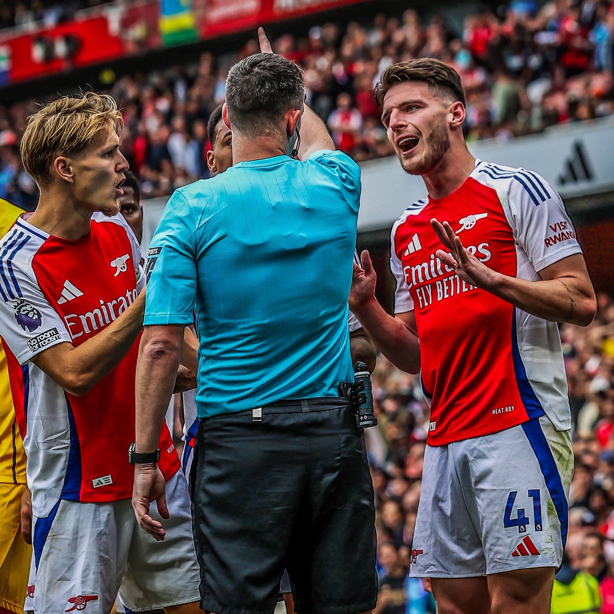 Footballtweet's tweet photo. 🚨 𝗕𝗥𝗘𝗔𝗞𝗜𝗡𝗚: Premier League clubs are set to approve a new protocol for next season: Only team captains will be permitted to talk to the referee on major match events.

🗞️ @SamWallaceTel https://t.co/504hCSpgjt