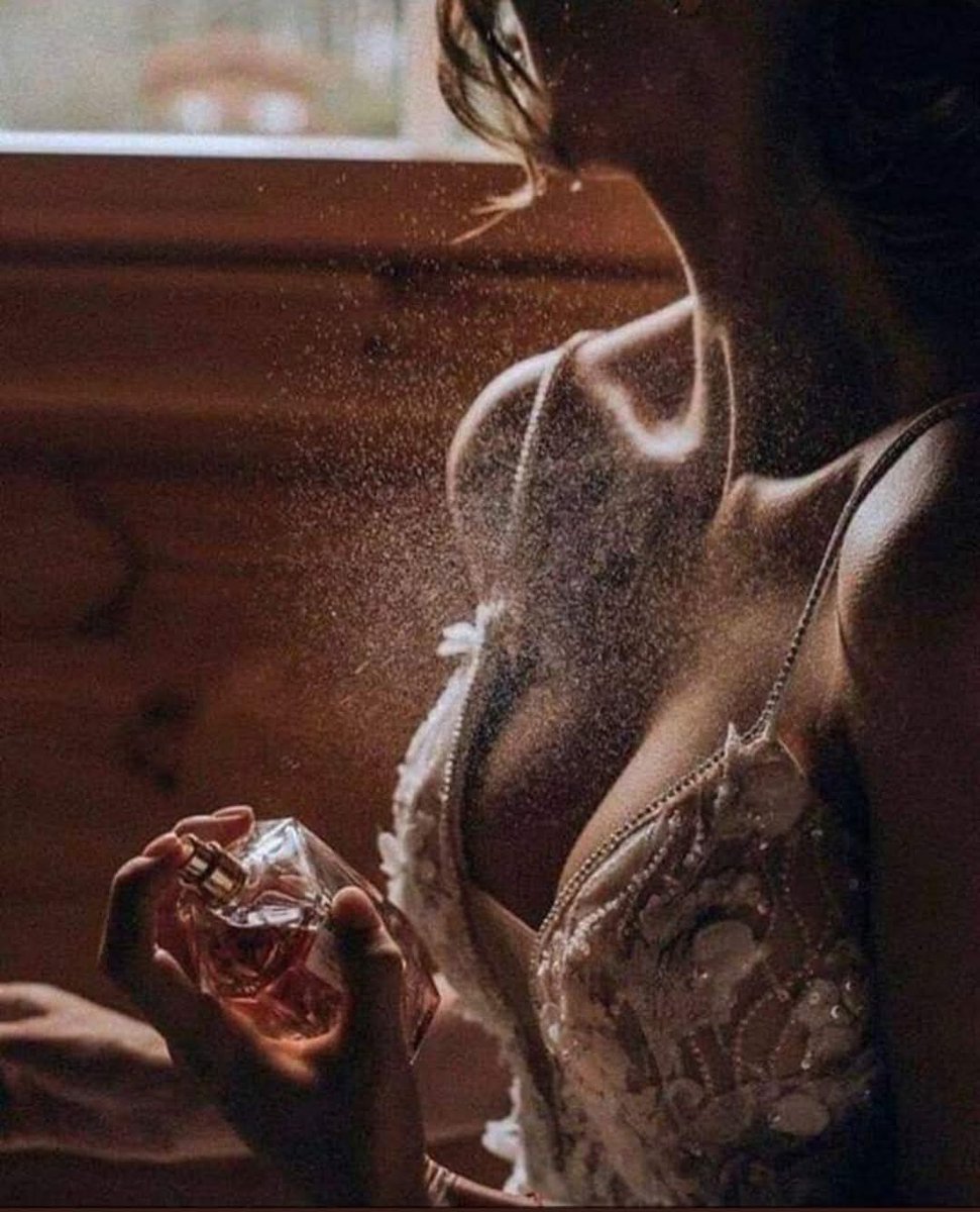 الفصل الثاني..
 كيف  اعشقک بأناقةِ رجل  حلم بک وتمناک مرارا وتكرارا  لقد استجاب وجنيت منک  افضل عشق  أعرض عنكي  كل صباح وبالليل .أسال الله أن يردک لي 
رداً جميلاً  قد.أمتنع عن الحديث معک
بينما أنا … أخبئ عشق لک
ما بين سطور كتاباتي اللعينة