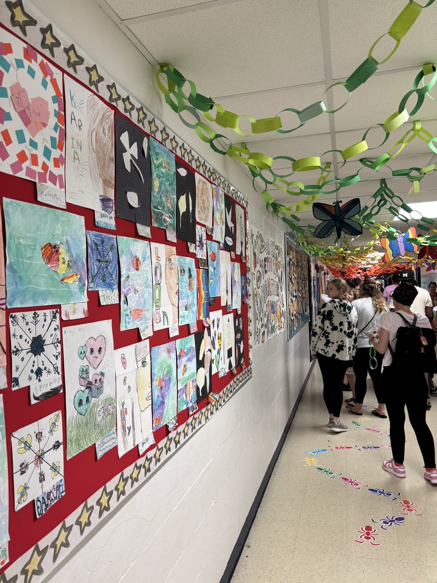 ClevelandElem's tweet photo. Our Art Show was a success thanks to Ms. Honicker! 🎨🖌️🖼️  @LivoniaDistrict https://t.co/NgzhprUdJU