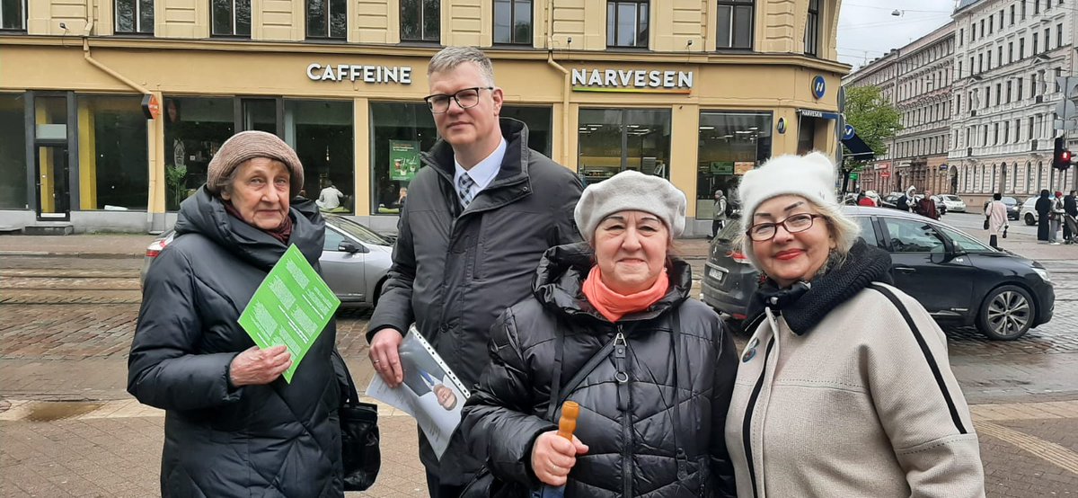 VilnisKirsis's tweet photo. Turpinām sarunāties ar rīdziniekiem par aktuālo - šodien fokusā sabiedriskais transports, civilā aizsardzība, izglītība un veloinfrastruktūras attīstība ar mērķi savienot apkaimes. Rīt, 17.05. satiec #JaunāVienotība komandu Ziedoņdārzā! https://t.co/Rg9EzZWOMV