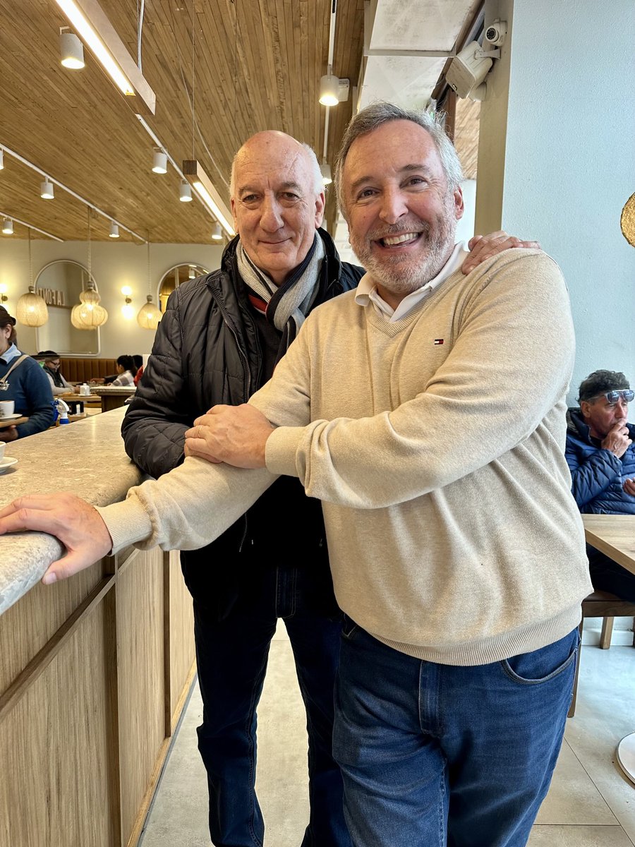 Martín Sala (@martinsalamdp) on Twitter photo Mira con quien me encontré: Juan Carlos Reverter, una de las personas que mejor conoce nuestra querida Mar del Plata !
Cerca de 55 años de trabajo ininterrumpido en una comunidad que lo quiere y respeta 🩵🤍🩵
#VamosMardelPlata👍🇦🇷
<a href="/RevistaCentral1/">Revista Central</a> <a href="/MartillerosMDP/">Martilleros MDP</a> Mira con quien me encontré: Juan Carlos Reverter, una de las personas que mejor conoce nuestra querida Mar del Plata !
Cerca de 55 años de trabajo ininterrumpido en una comunidad que lo quiere y respeta 🩵🤍🩵
#VamosMardelPlata👍🇦🇷
<a href="/RevistaCentral1/">Revista Central</a> <a href="/MartillerosMDP/">Martilleros MDP</a>