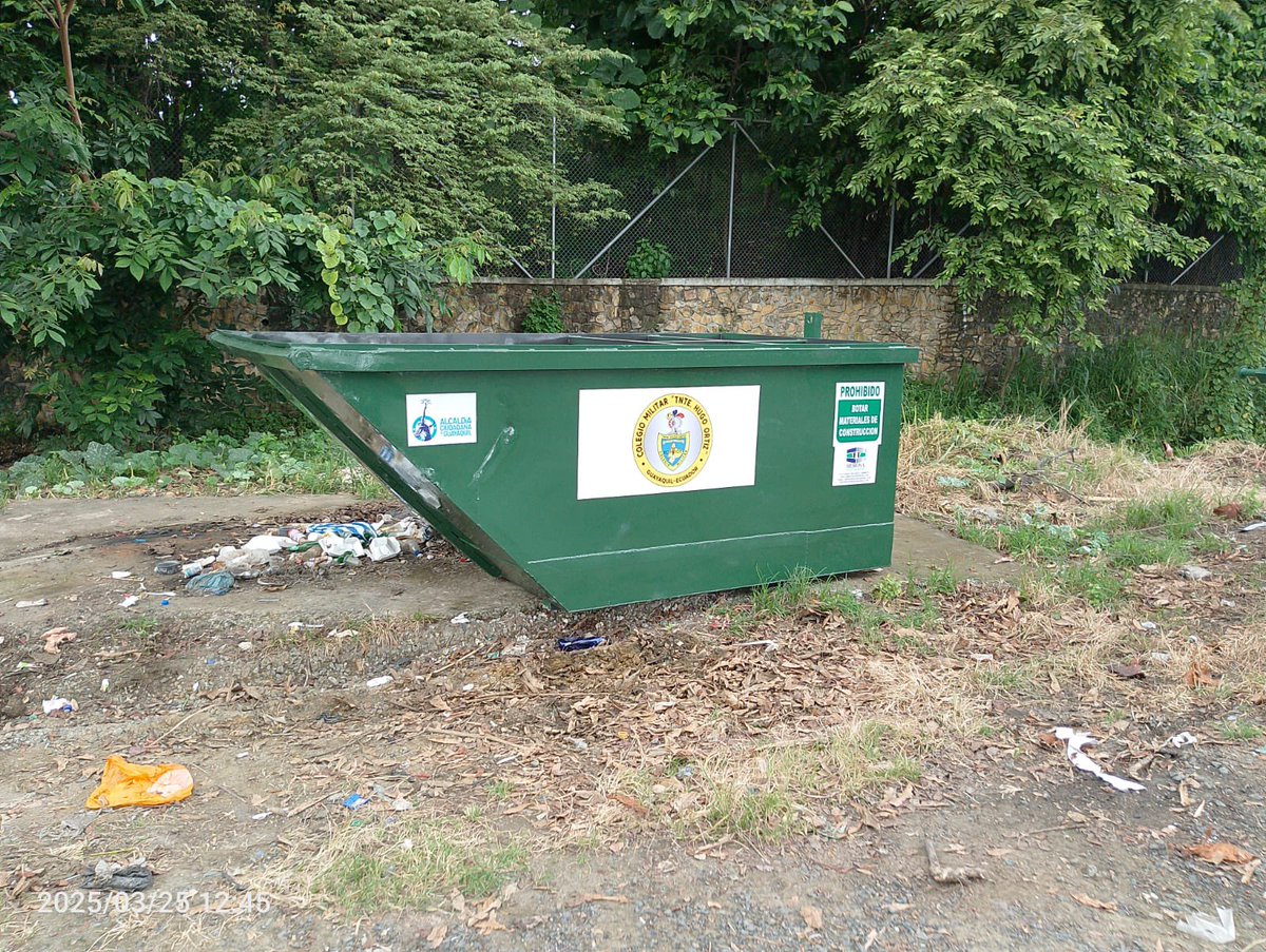 CIA_HEROSA's tweet photo. Entrega de contenedores de basura del Colegio  militar teniente Hugo Ortiz.

https://t.co/o5G6VHjiS8 https://t.co/Q50aLdDWl9