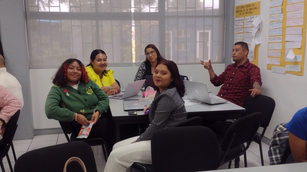 MarianaZugar's tweet photo. Lxs @TMejoredu hemos tenido la oportunidad de compartir talleres con maestras, maestros y estudiantes normalistas de diversas entidades federativas. Ver su dedicación y compromiso es inspirador. Aquí en Chihuahua.
#DíaDelMaestro
#MEJOREDU
#CertezaLaboral https://t.co/GmUjfFRZnI