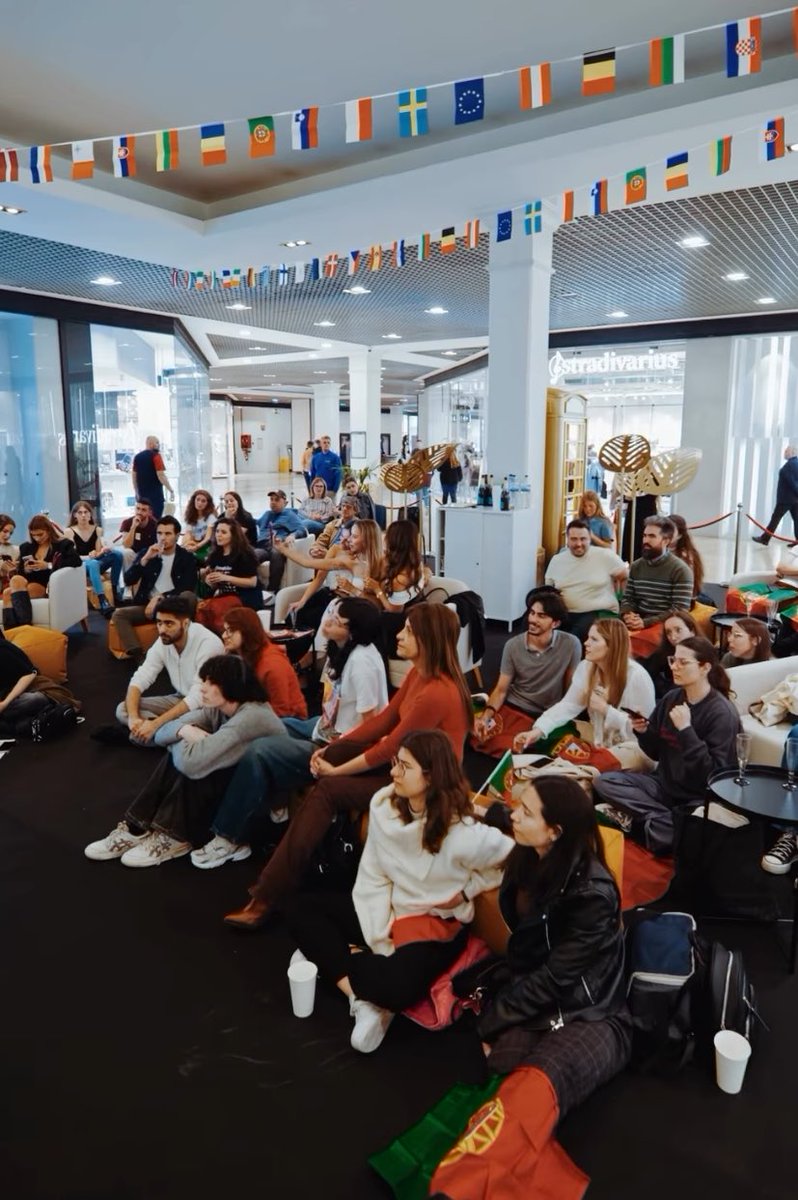 Para quem não sabe, o Parque Nascente parece ser o único espaço do país que está a transmitir a Eurovisão num ecrã gigante.

Recomendo bastante para quem amanhã quiser ver a final e comer uns petiscos GRATUITAMENTE com outros Eurovision Fans 💗