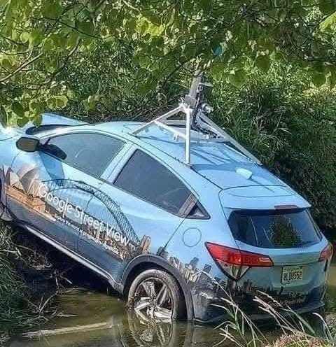 Libro_negro_'s tweet photo. ¿De donde sacan que un carro de Google Maps fue atacado por gente de Acapulco y que cayó a un canal?

El carro que usan es de un evento que sucedió en Estados Unidos y nada que ver con Acapulco. https://t.co/aTmfmKdGko