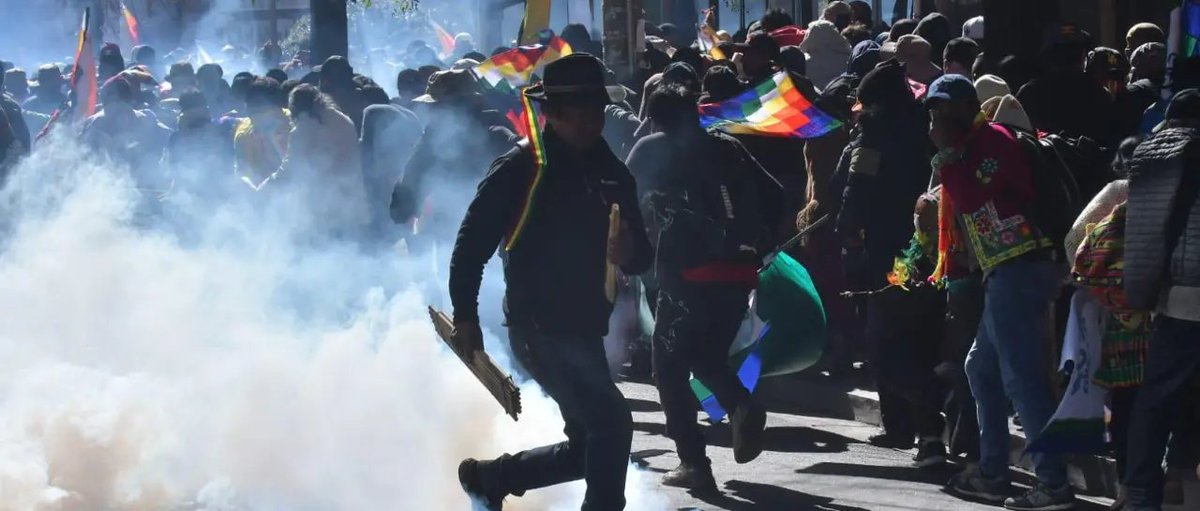 Policía gasifica marcha evista que rebasó un cordón policial a pocos metros del TSE
Créditos: Unitel 
unitel.bo/noticias/asi-d…