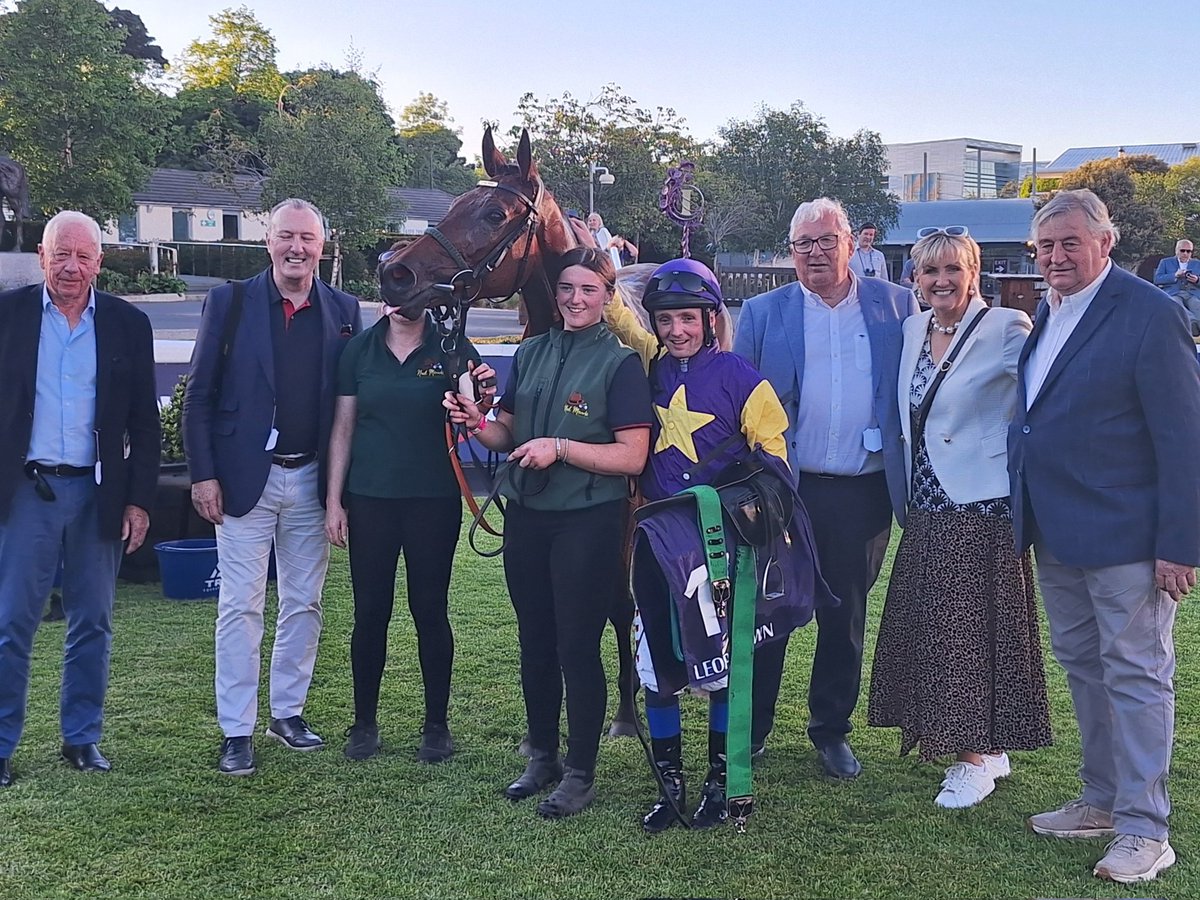 Tatum &amp; <a href="/chrishayes24/">Chris Hayes</a> with winning connections <a href="/LeopardstownRC/">Leopardstown RC</a> <a href="/tuvastables/">Noel Meade Racing</a>