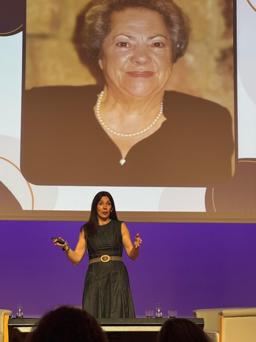 Ahora escuchamos en el #CongresoMSP25 a las compañeras que han participado en el curso de #oratoria de #MujeresSP. 
Gema Romero Barrios con Cambiemos el lenguaje. Comienza presentándonos a su abuela Soco para introducir su charla sobre lenguaje claro en la administración.