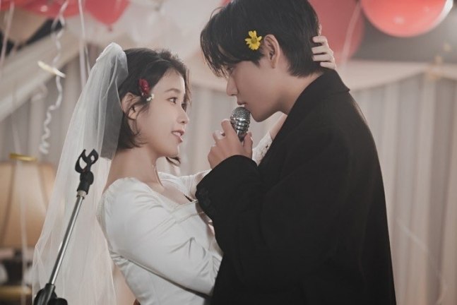 pannchoa's tweet photo. IU and V's sighting at MOSU sparks dating rumors
https://t.co/kVbO0yz1Kq https://t.co/5D5mQHjp8L