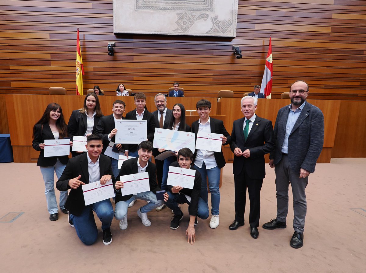 Rocío Lucas (@rociolucas_) on Twitter photo Enhorabuena a <a href="/IESAlejandria/">IES Alejandría</a> y <a href="/biblioiesluna/">IES Valles del Luna</a> por ganar la IX Final de la Liga de Debate autonómica. Gracias al resto de finalistas por el gran nivel demostrado. Sois el orgullo de nuestra educación y ejemplo de esfuerzo, trabajo en equipo y espíritu crítico. Enhorabuena a <a href="/IESAlejandria/">IES Alejandría</a> y <a href="/biblioiesluna/">IES Valles del Luna</a> por ganar la IX Final de la Liga de Debate autonómica. Gracias al resto de finalistas por el gran nivel demostrado. Sois el orgullo de nuestra educación y ejemplo de esfuerzo, trabajo en equipo y espíritu crítico.