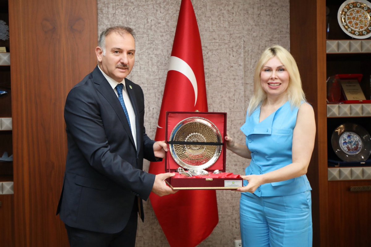 Harran Üniversitesi Rektörü Sayın Prof. Dr. Mehmet Tahir Güllüoğlu’nu üniversitemizde ağırlamaktan büyük memnuniyet duydum.
Nazik ziyaretleri ve kıymetli sohbetleri için teşekkür ediyorum.