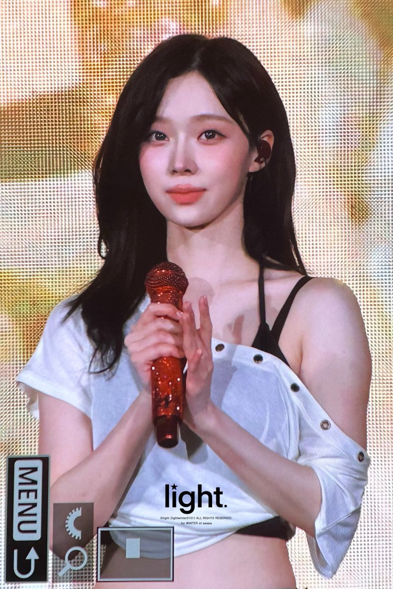 lightwinter0101's tweet image. 250516 홍익대

#aespa #에스파 
#WINTER #윈터