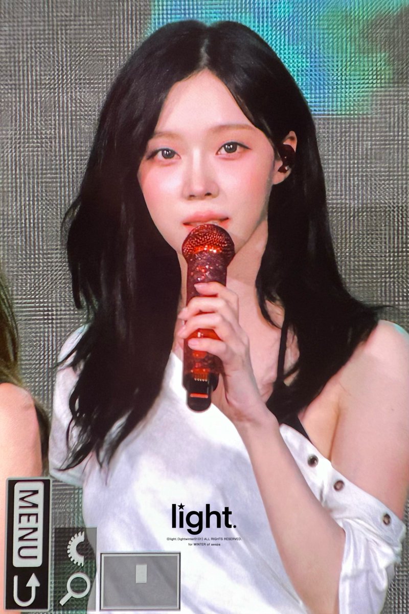 lightwinter0101's tweet image. 250516 홍익대

#aespa #에스파 
#WINTER #윈터