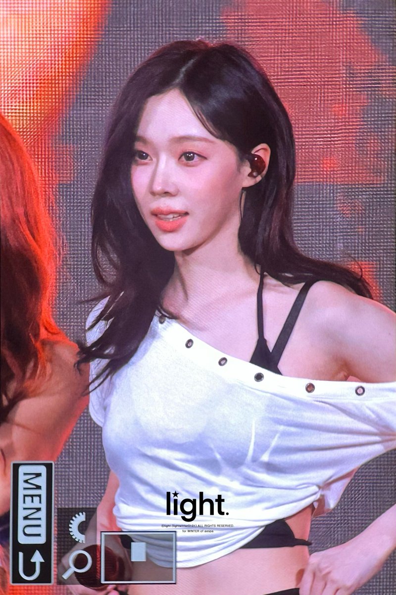 lightwinter0101's tweet image. 250516 홍익대

#aespa #에스파 
#WINTER #윈터