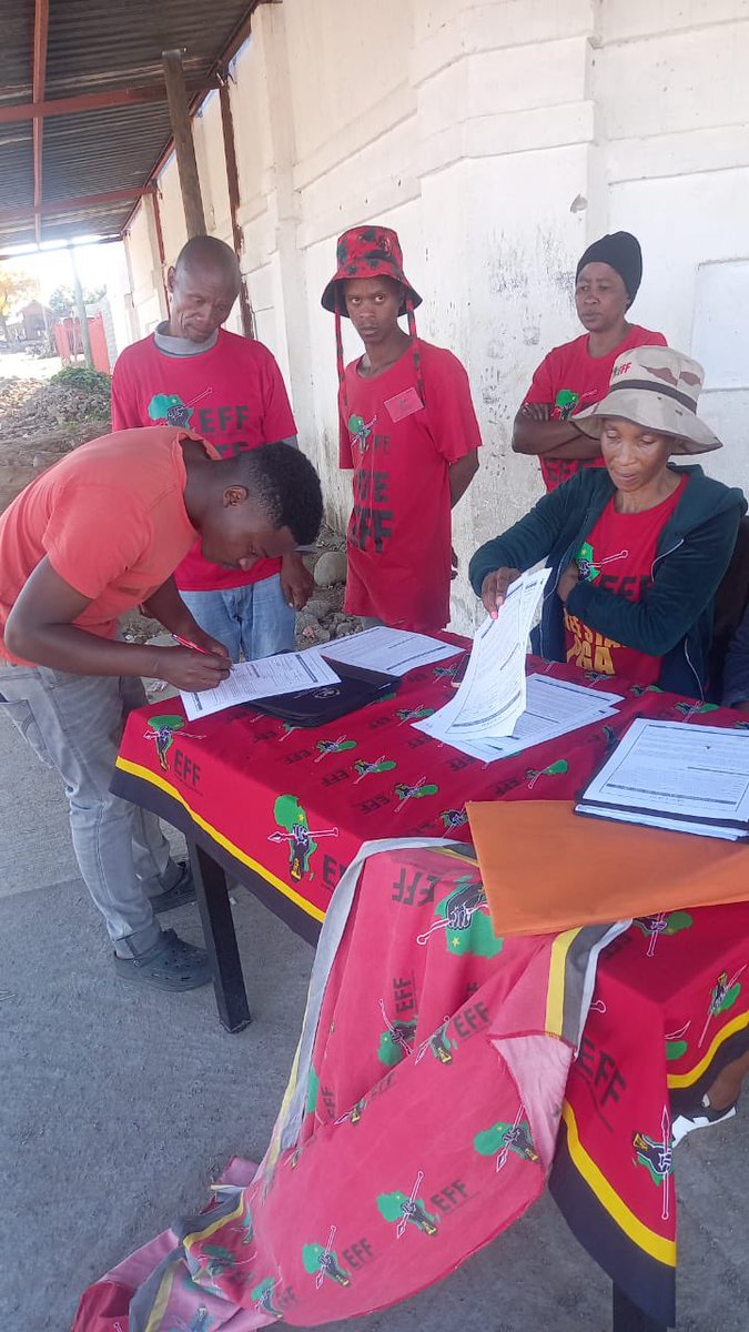 Effsc_Fs's tweet photo. ♦️In Pictures♦️

Coordinator of the Moqhaka subregion, Boitumelo, led a Red Friday event in Lerato, Matuli, Kroonstad. https://t.co/tkw1B6T4ob