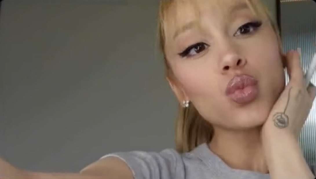 ArianaToday's tweet photo. ♡ https://t.co/uUCzXKpvbF