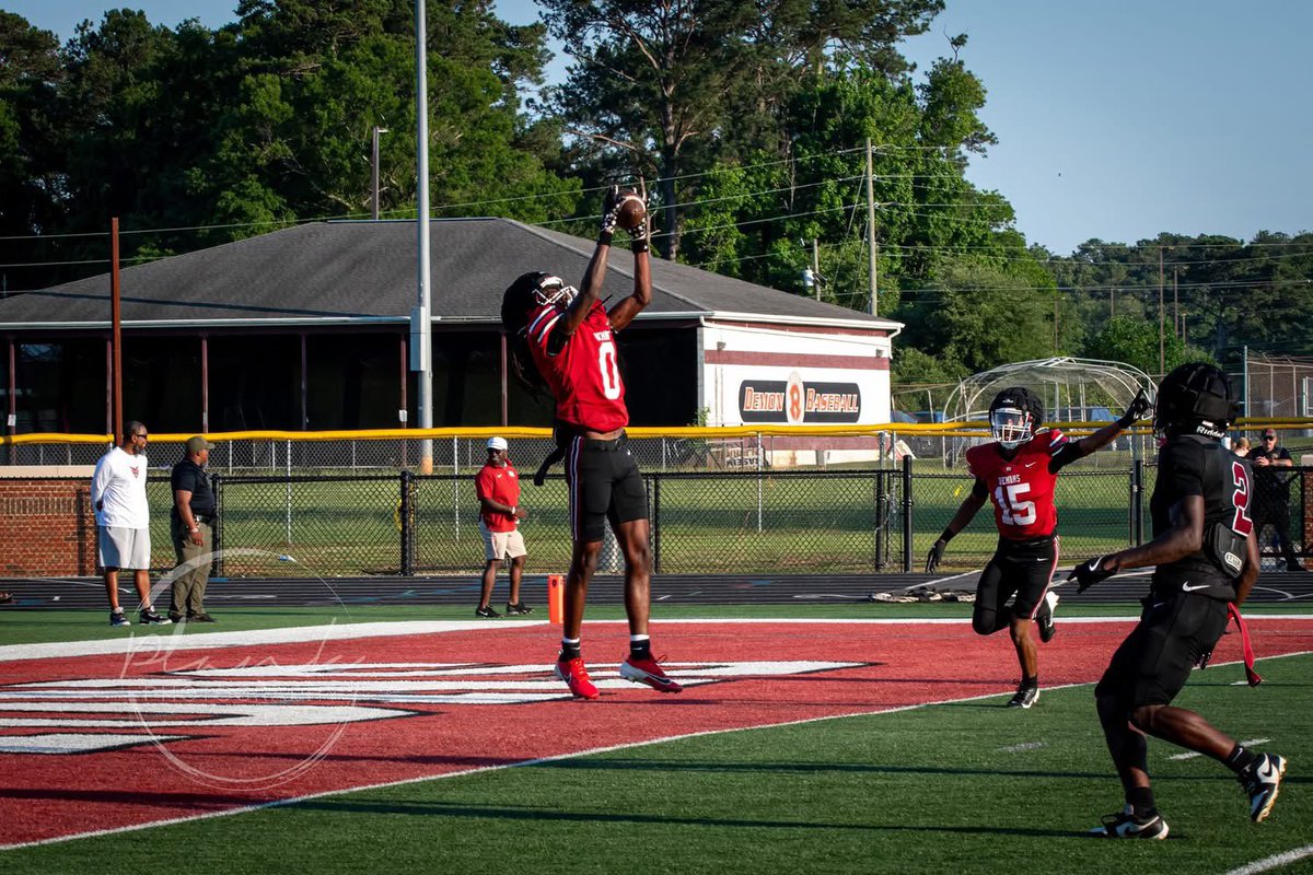 BurkeZayvon's tweet photo. Nothing better than going out competing with my dawgs 😎👹 @Coach_Lee4123 @Country_StrongZ @mplank76 @Coach_Green06 @robinsfootball1 @clark_notkent24 @Coach_Sams15 @RecruitGeorgia @Ga_Gridiron @CoachMont14 https://t.co/Io46Jkf714