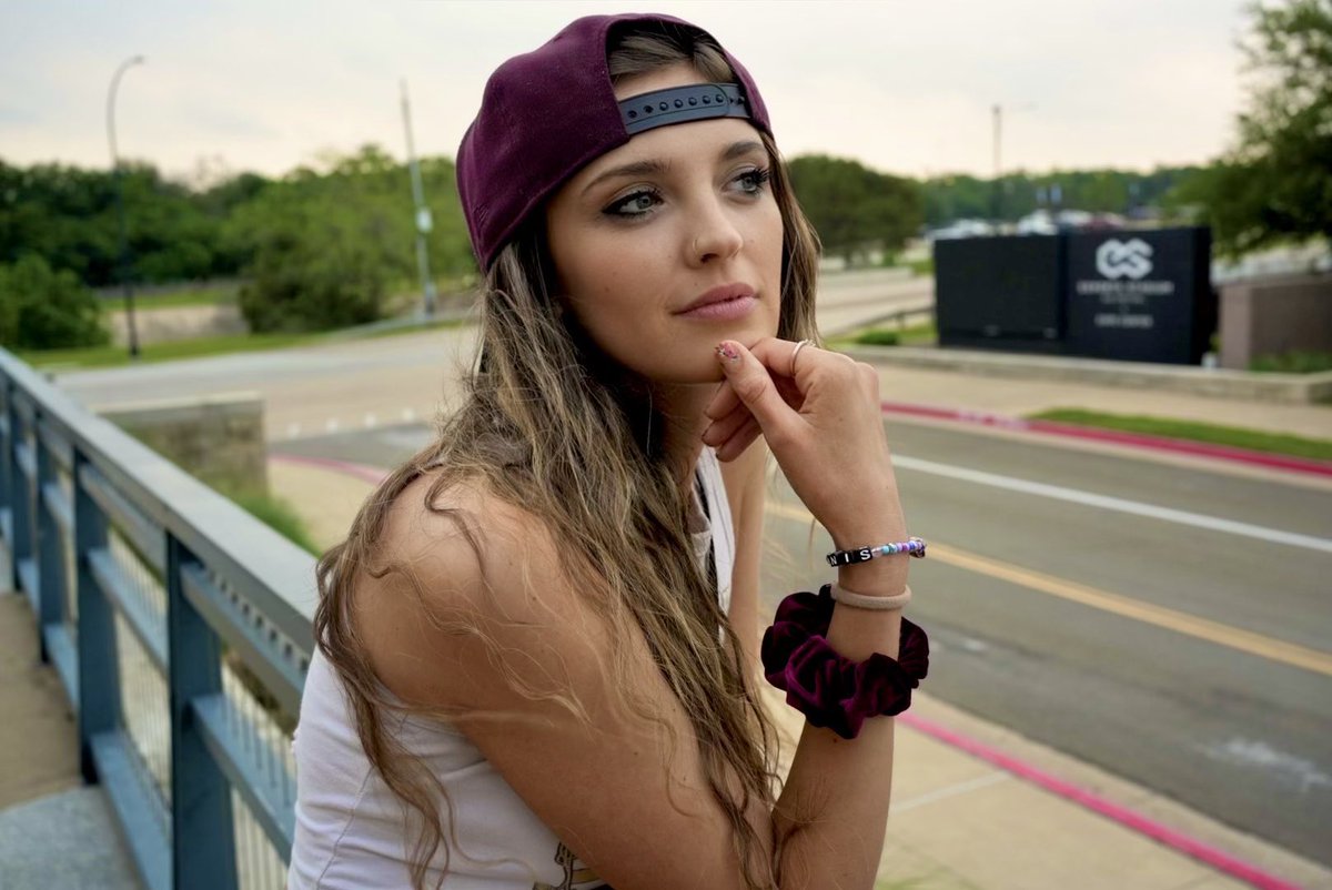 Sarvanah92's tweet image. I normally don’t put myself out there like this but what the heck. 

I’m interested in working with a Halo org to model their merch.

@Spacestation 
@ShopifyRebels 
@Complexity 
@TSM 
@Cloud9 

I did some modeling when I was younger and think it would be so cool to help represent…