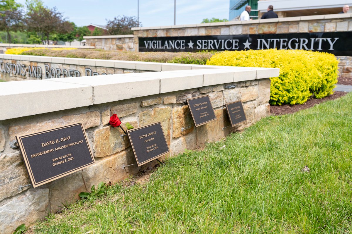 CBPLESCXD's tweet image. This week LESC & @CBP's Advanced Training Center hosted #PoliceWeek Family Day to honor the line of duty deaths of CBP's law enforcement personnel. Family members of CBP's fallen heroes spent the morning at the Memorial Wall honoring their loved ones before touring the facilities