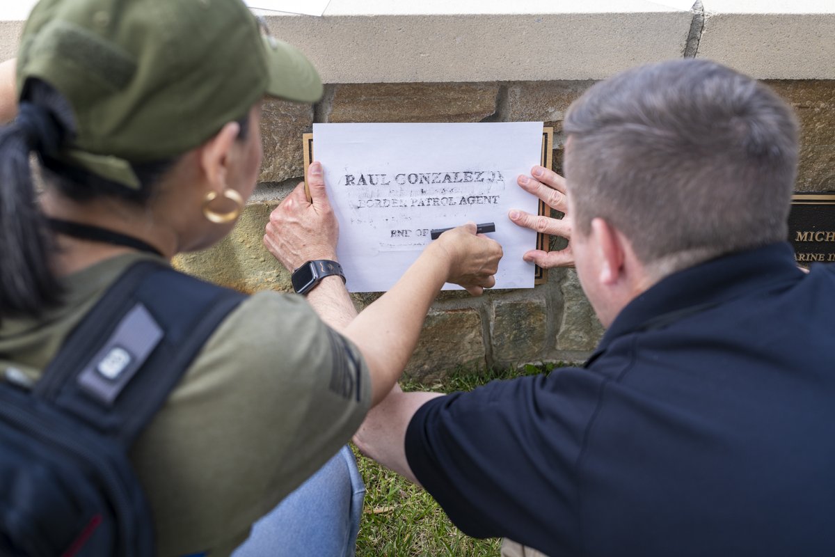 CBPLESCXD's tweet image. This week LESC & @CBP's Advanced Training Center hosted #PoliceWeek Family Day to honor the line of duty deaths of CBP's law enforcement personnel. Family members of CBP's fallen heroes spent the morning at the Memorial Wall honoring their loved ones before touring the facilities