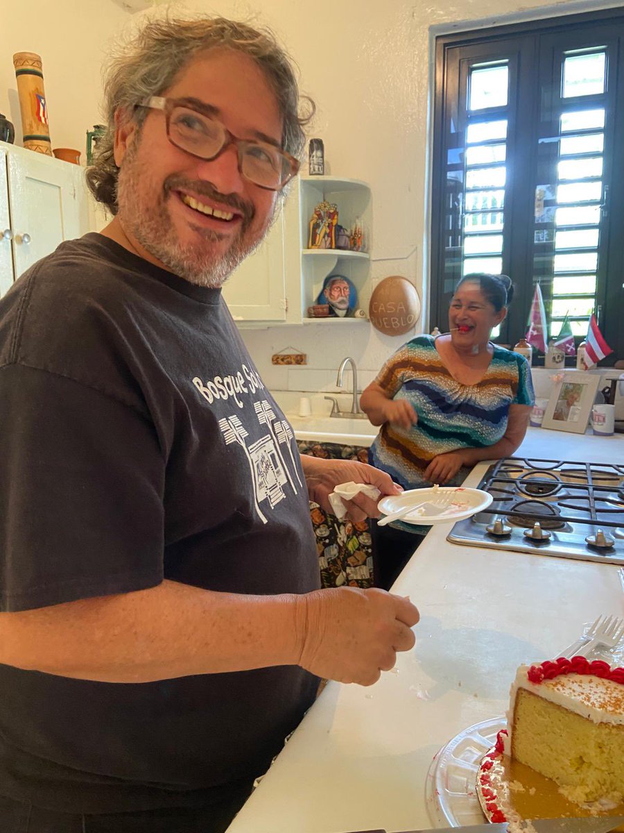 Hoy celebramos el cumpleaños de George Vera Castellano, una figura medular en nuestra casa, quien nos tiene mal acostumbrados al cafecito Madre Isla al amanecer y que siempre está disponible para colaborar en lo que haga falta. ¡Felicidades! 🎂🥳🎈